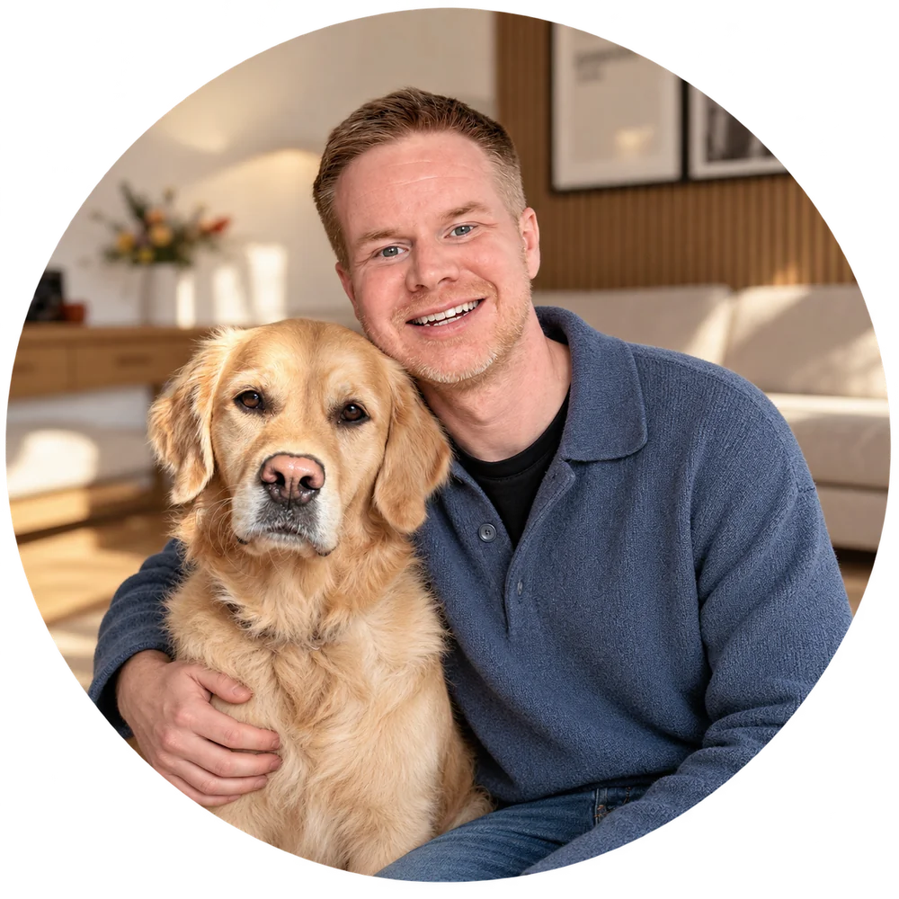Matthias Dede und seine Golden-Retriever-Hündin Lotti im warmen Wohnzimmer