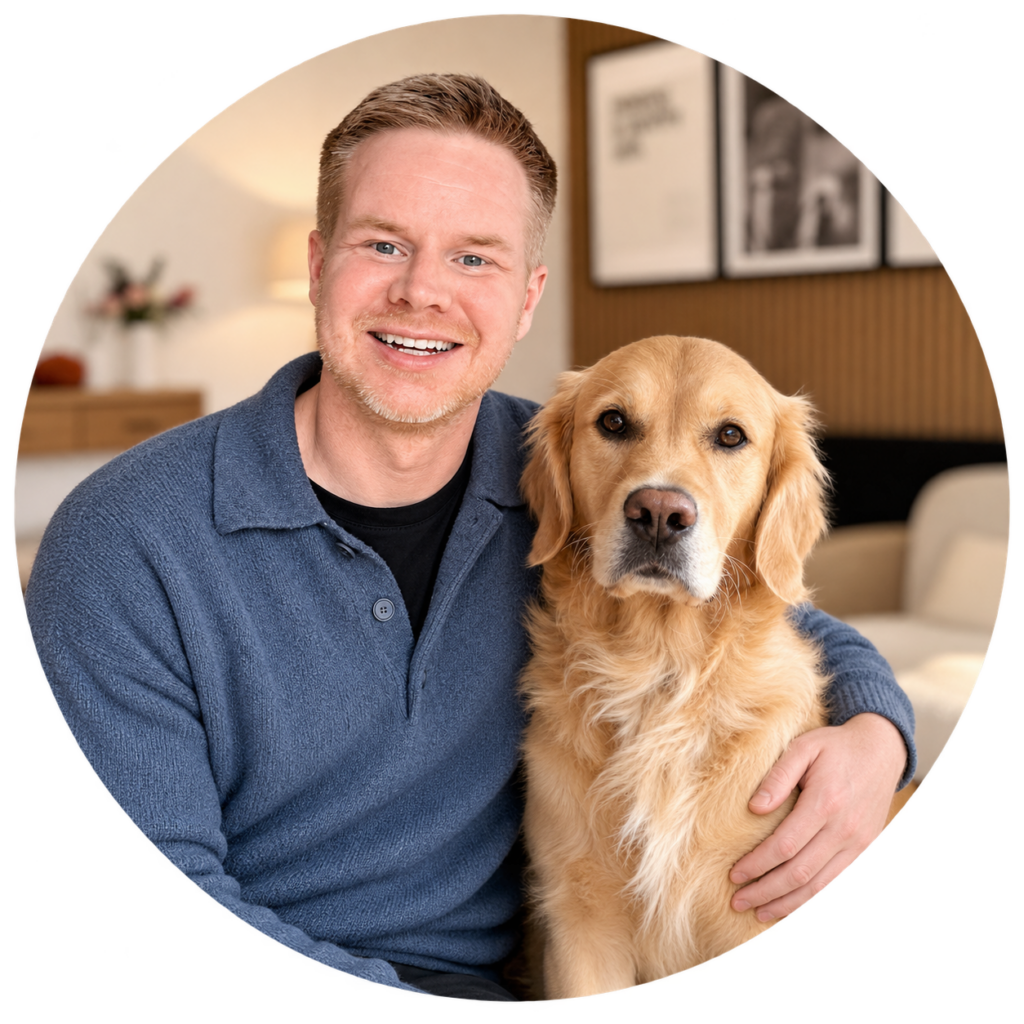 Matti und seine Golden-Retriever-Hündin Lotti im gemütlichen Wohnzimmer